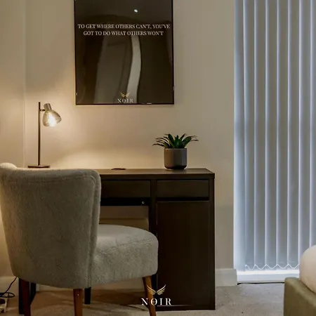 Noir - Leeds City Centre Apartment